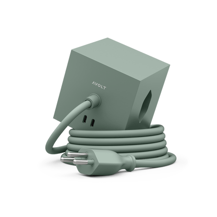 AVOLT Square 1 (CH) — Ciabatta multipresa verde con due porte USB‑C e cavo avvolto, vista obliqua