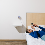 AVOLT Cable 1 - Bauhaus-Archiv Lavender Glow USB-C σε USB-C 2m με χρήστη που φορτίζει το κινητό του.